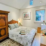 Charm & History 3Bdr Cottage & Garden Studio Close To Sydney Harbour Views