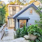 Charm & History 3Bdr Cottage & Garden Studio Close To Sydney Harbour Views