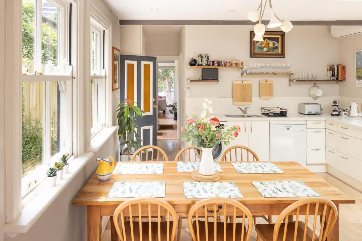 Charm & History 3bdr & Garden Close To Harbour Views Holiday home Sydney