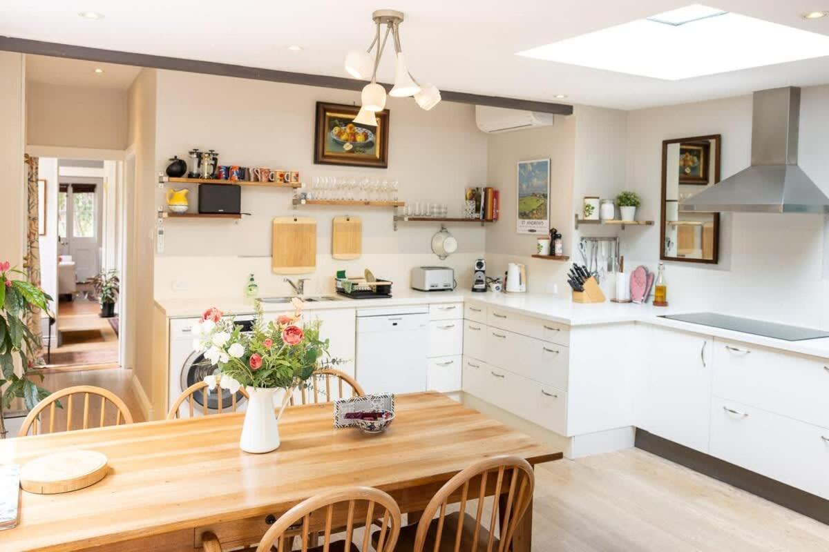 Charm & History 3bdr & Garden Close To Harbour Views Holiday home