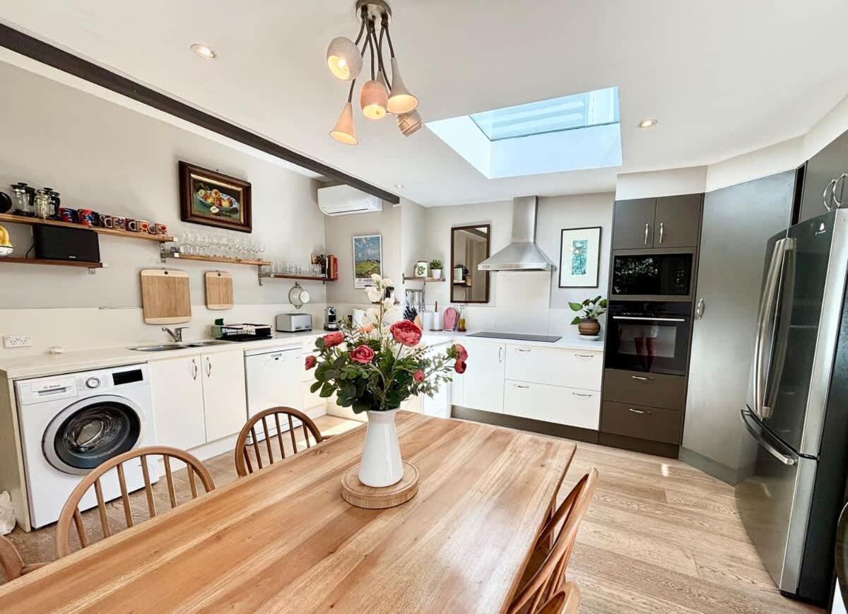 Charm & History 3bdr & Garden Close To Harbour Views
