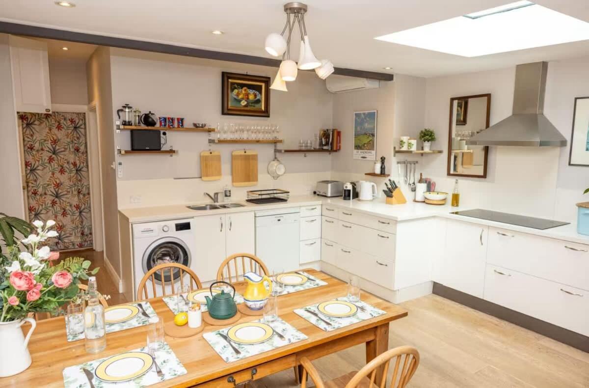 Holiday home Charm & History 3bdr & Garden Close To Harbour Views