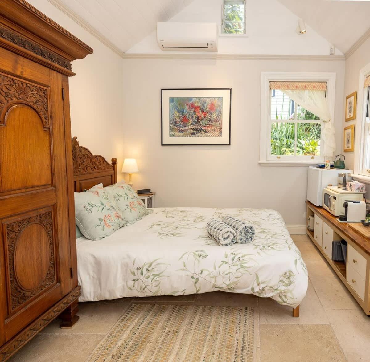 Charm & History 3bdr & Garden Close To Harbour Views Holiday home Sydney