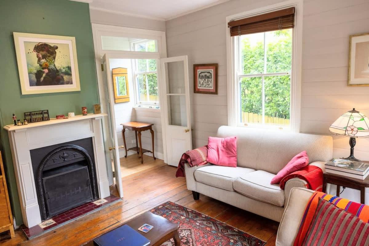 Charm & History 3bdr & Garden Close To Harbour Views Holiday home