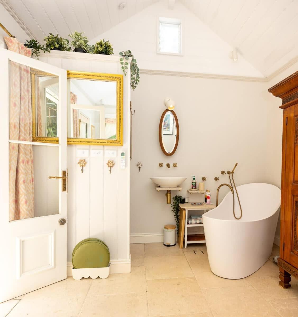 Charm & History 3bdr & Garden Close To Harbour Views Sydney