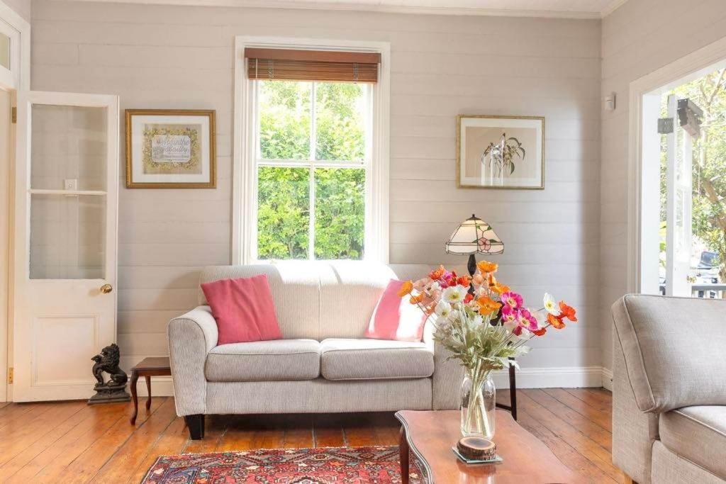 Charm & History 3bdr & Garden Close To Harbour Views Holiday home